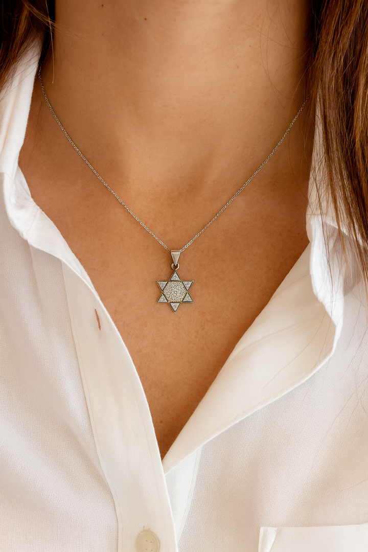 Elegant gift packaging presentation for pendant